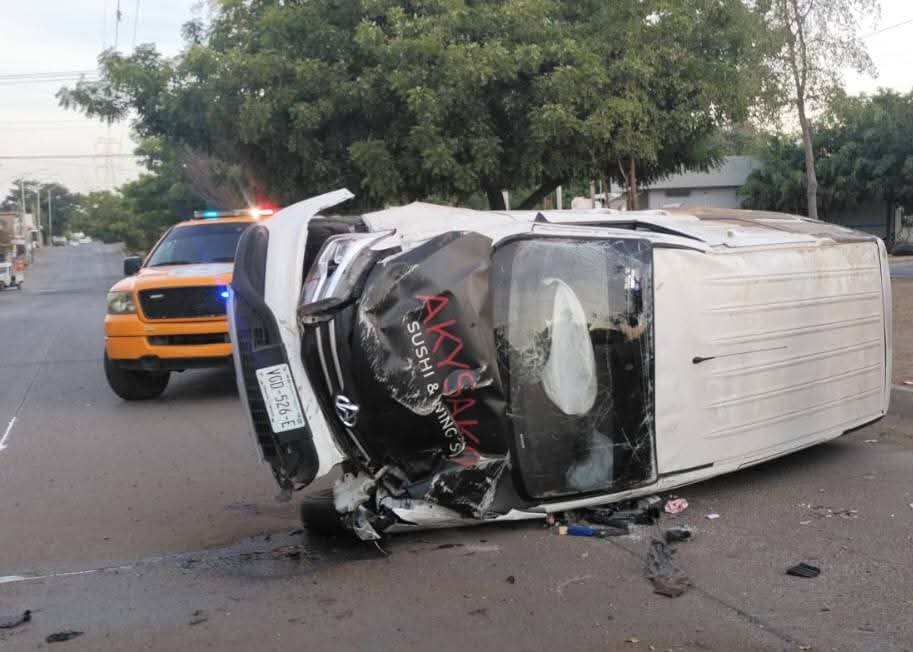 Volcadura de camioneta deja dos jóvenes lesionados en Mazatlán