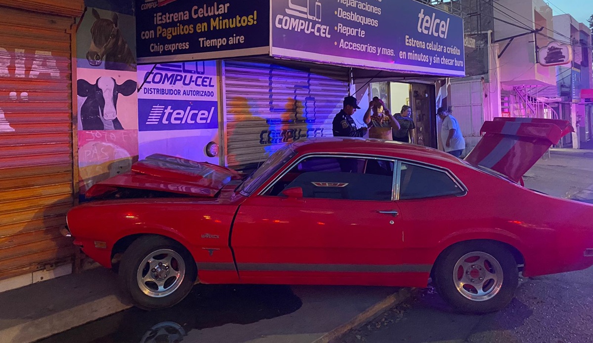 Adulto mayor choca su Maverick contra negocio de Guasave