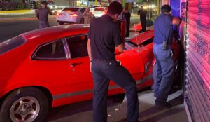 Adulto mayor choca su Maverick contra negocio de Guasave