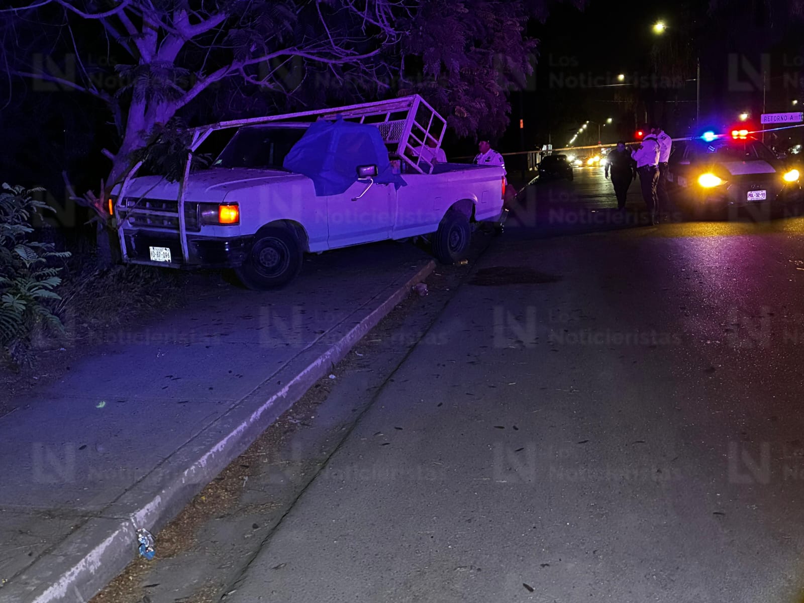 Adulto mayor fallece tras chocar contra un árbol en Los Mochis, Sin.