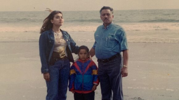 La niña a la que llevó a ver el mar antes de perder la vista, zapatos donados, escuelas sin baños; Yaneth comparte su historia como maestra, en Guasave