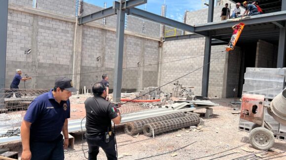 Albañil resulta lesionado tras caer de una segunda planta de una obra en construcción en Los Mochis, Sinaloa