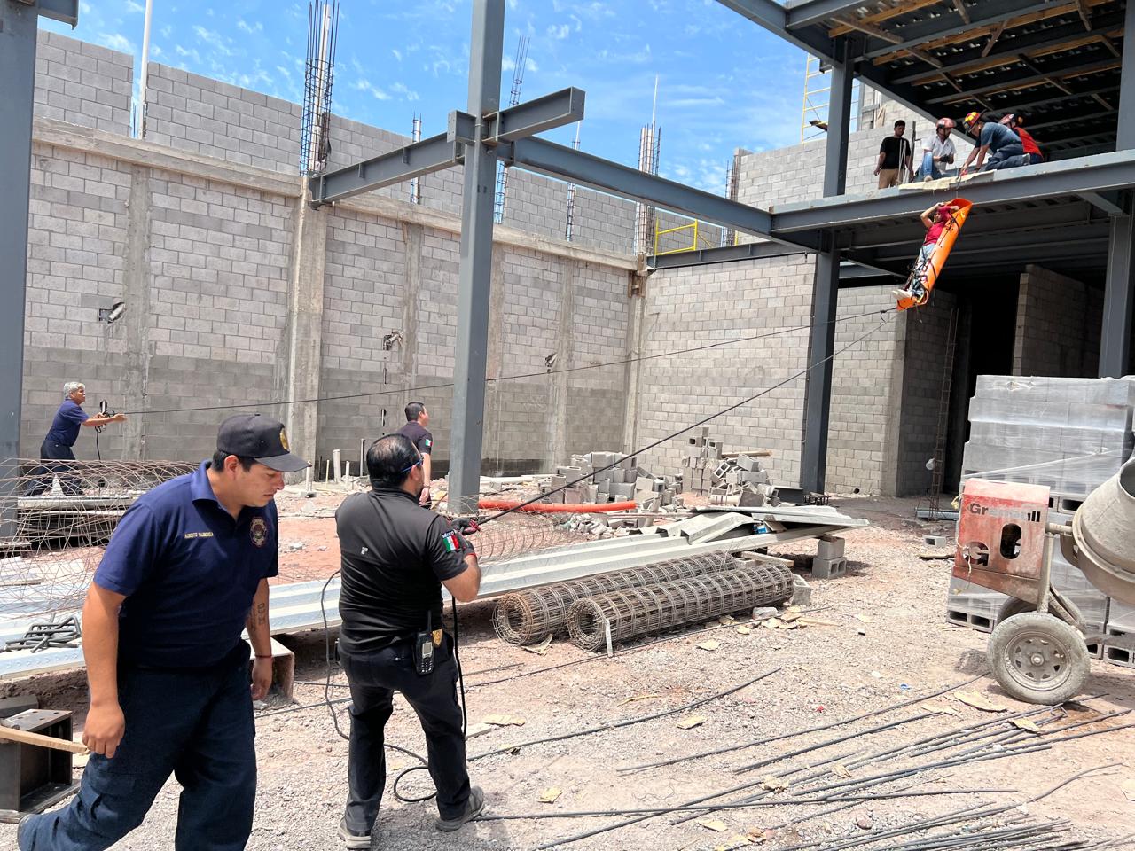 Albañil resultó con fracturas tras caer de una segunda planta en Los Mochis