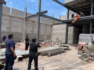Albañil resultó con fracturas tras caer de una segunda planta en Los Mochis