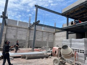 Albañil resultó con fracturas tras caer de una segunda planta en Los Mochis