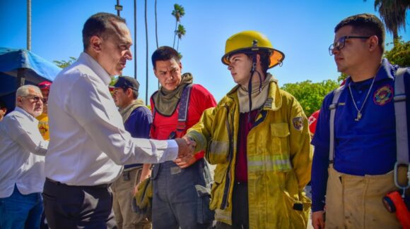 Reforzarán equipamiento a Bomberos y Protección Civil de Ahome en reconocimiento al trabajo hecho en incendio de plaza: Antonio Menéndez
