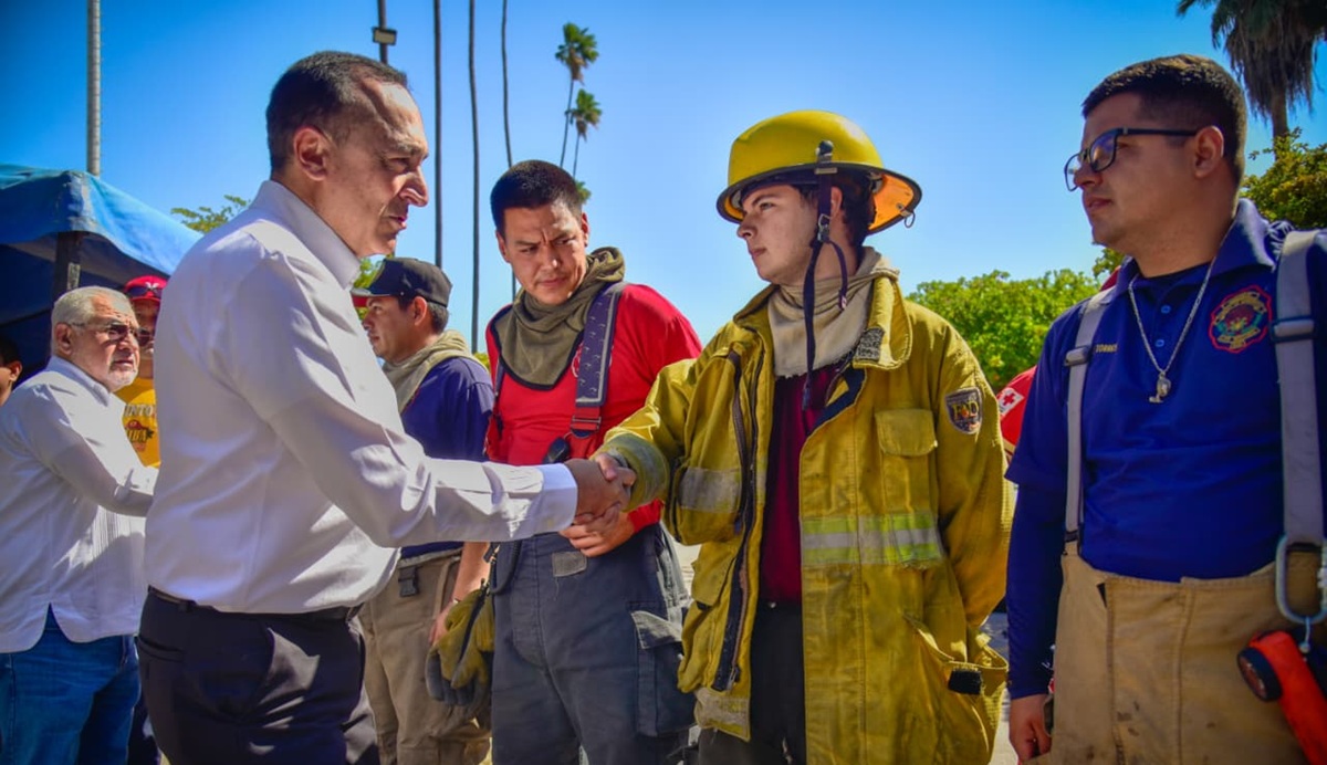 Alcalde de Ahome saluda a bombero tras incendio en Plaza Fiesta Las Palmas, en Los Mochis