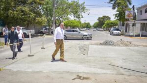 alcalde de ahome supervisando calles en los mochis lugar
