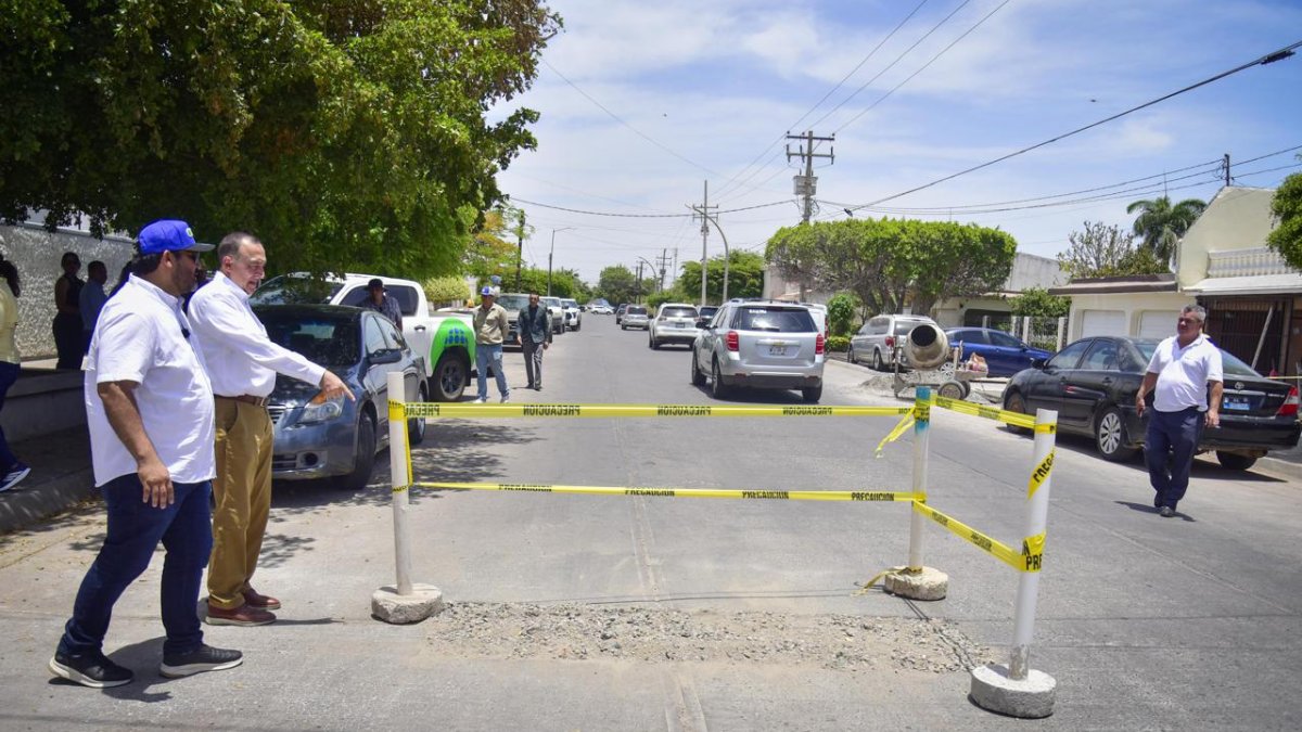 alcalde de ahome supervisando calles en los mochis