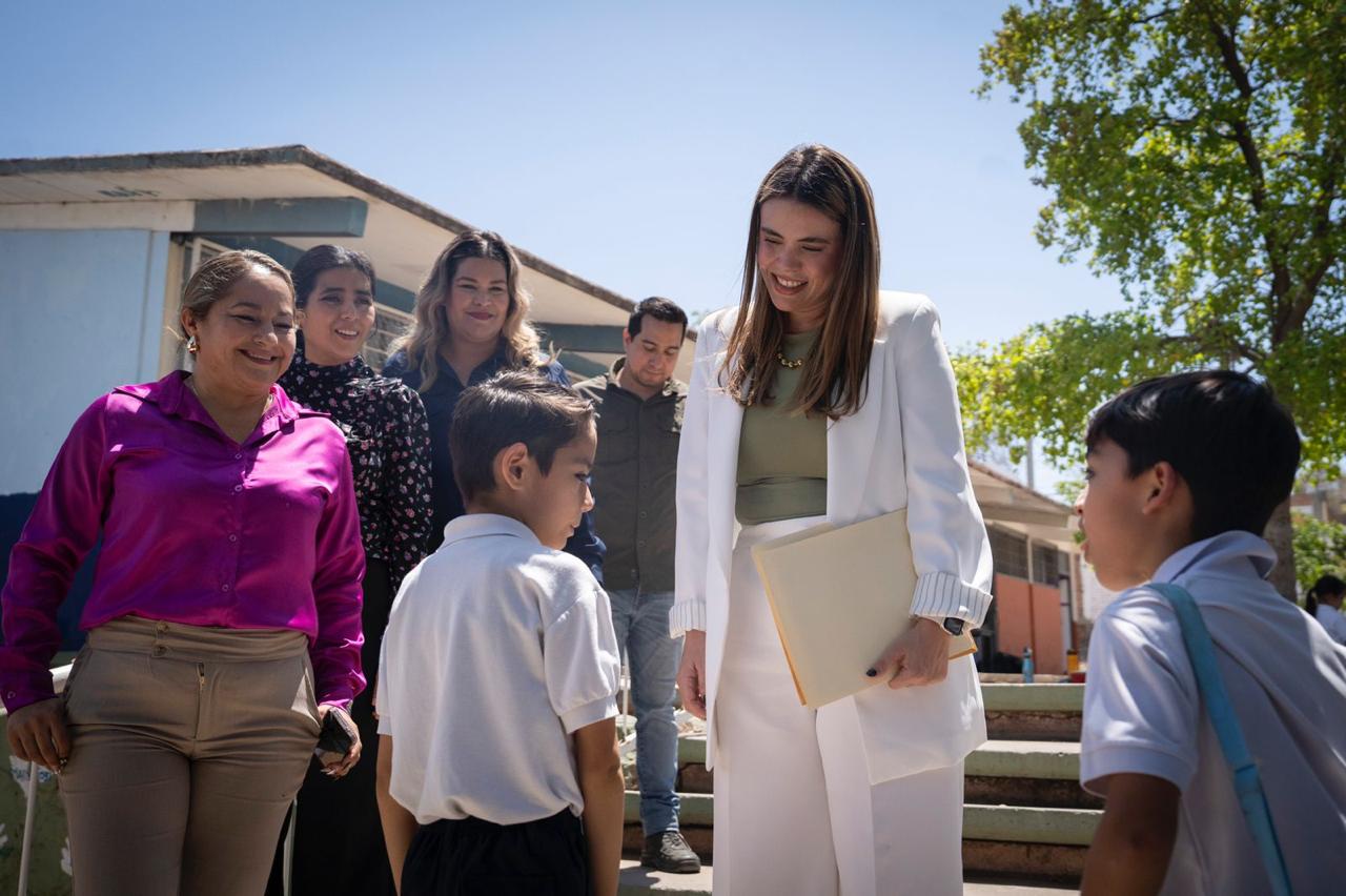 Alcaldesa de Culiacán entrega minisplits en primaria Ignacio Manuel Altamirano