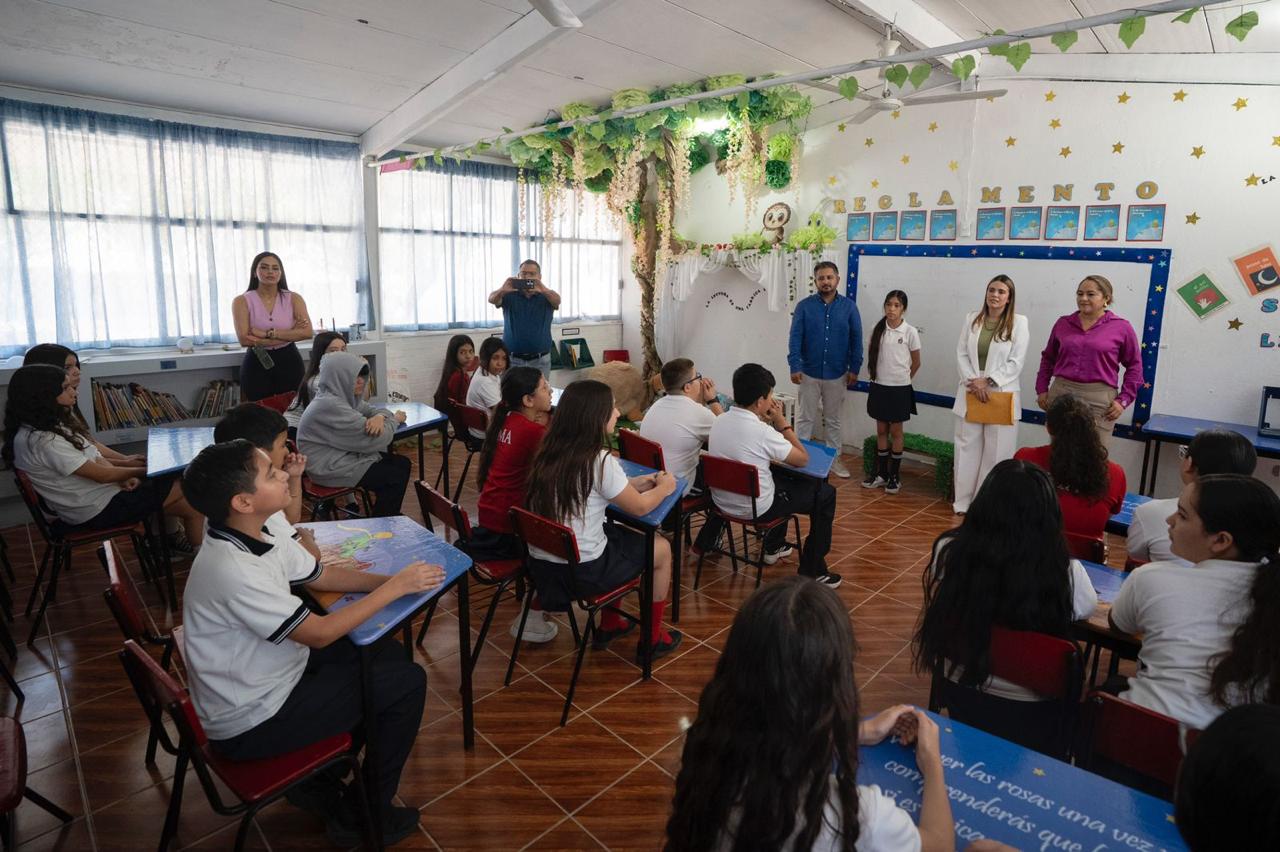 Alcaldesa de Culiacán entrega minisplits en primaria Ignacio Manuel Altamirano