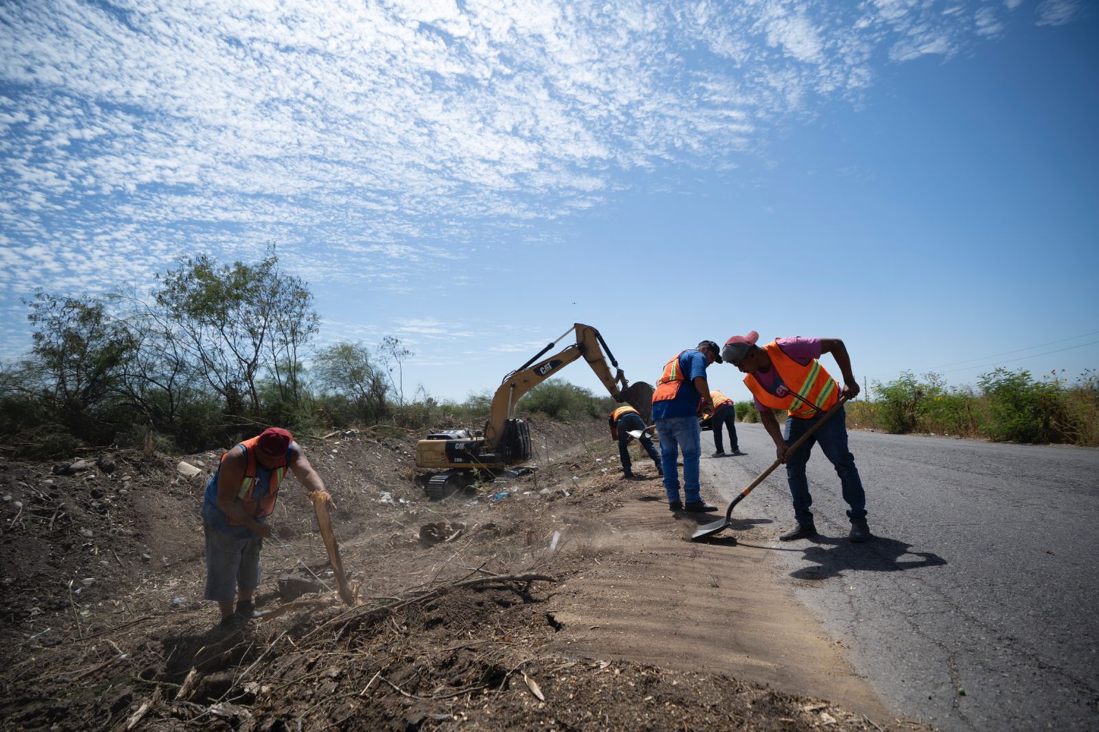 Alcadesa de Culiacán supervisa limpieza de arroyos, canales y drenes