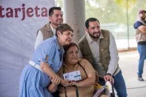 Entregan 832 tarjetas de pensión para personas con discapacidad en Guasave