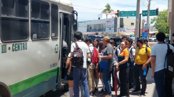 ¡Un juego que no es juego! Alertan por conductas de riesgo de estudiantes al abordar camiones urbanos en Guamúchil, Sinaloa