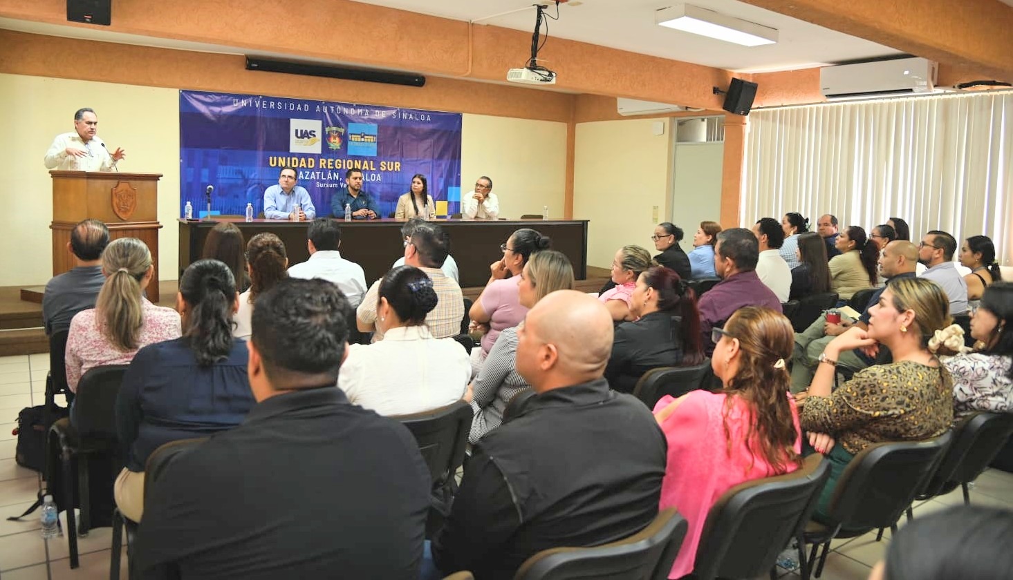 Reunión de trabajo con directores y secretarios académicos de la Unidad Regional Sur de la UAS