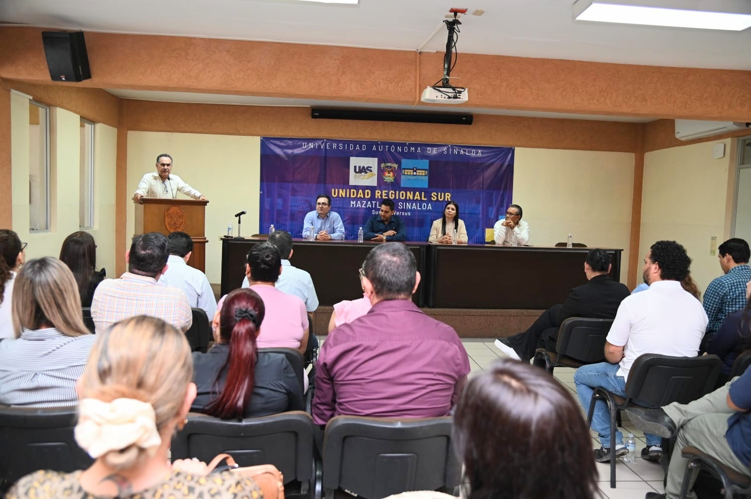 Reunión de trabajo con directores y secretarios académicos de la Unidad Regional Sur de la UAS