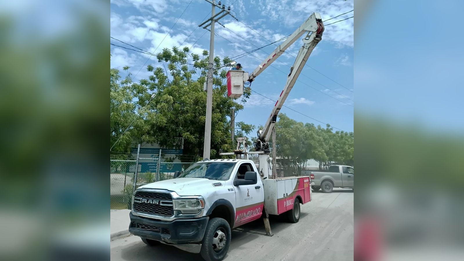 Avanzan labores de rehabilitación de luminarias en comunidades rurales de Mazatlán, Sinaloa
