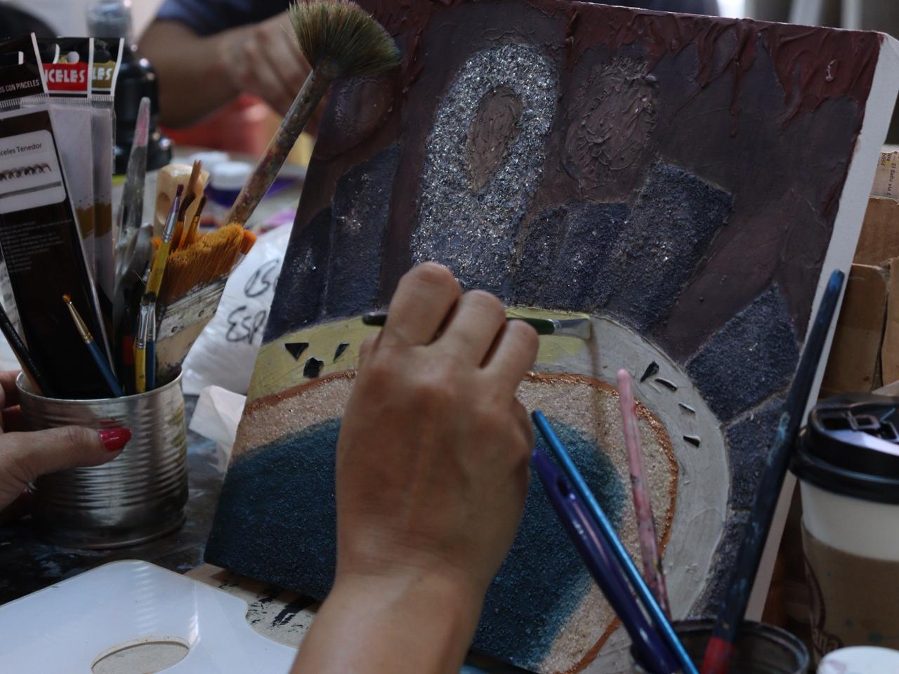 Alumnos de artes plásticas del Centro Municipal de las Artes en Mazatlán