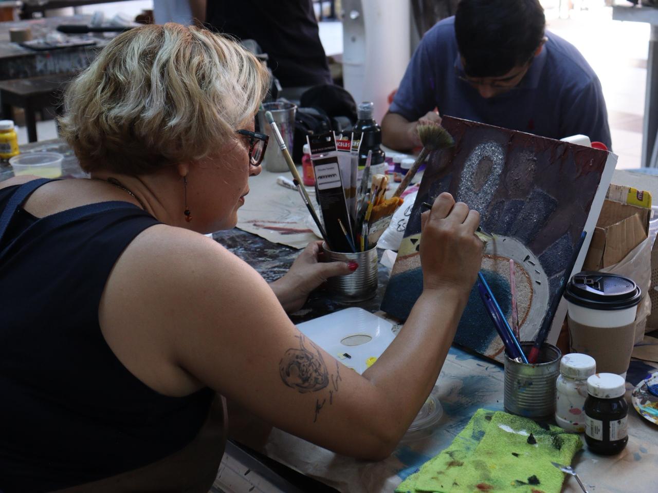 Alumnos de artes plásticas del Centro Municipal de las Artes en Mazatlán