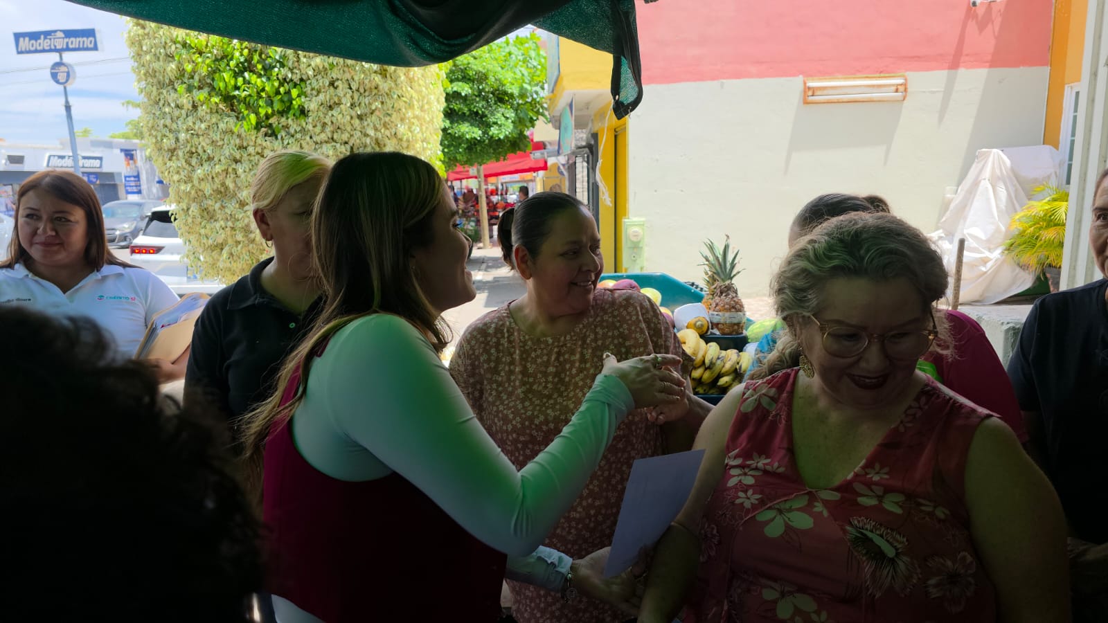 Ana Miriam Ramos Villarreal encabezó la entrega de un cheque de 104 mil pesos al grupo “Las Cariñosas”