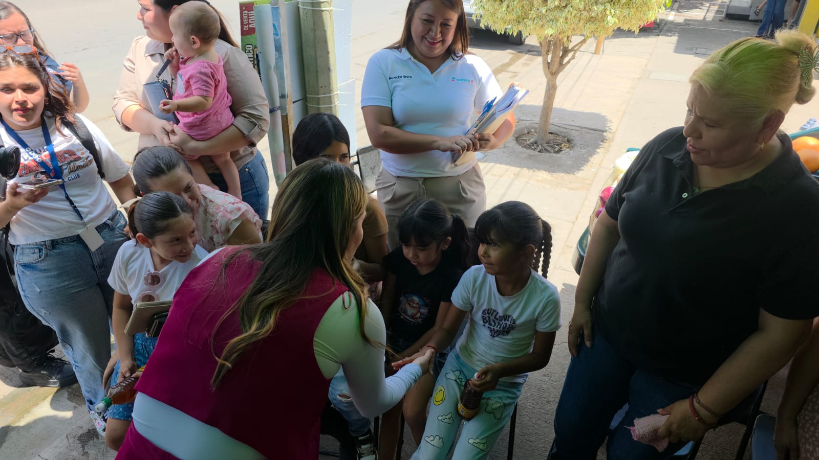 Ana Miriam Ramos Villarreal encabezó la entrega de un cheque de 104 mil pesos al grupo “Las Cariñosas”