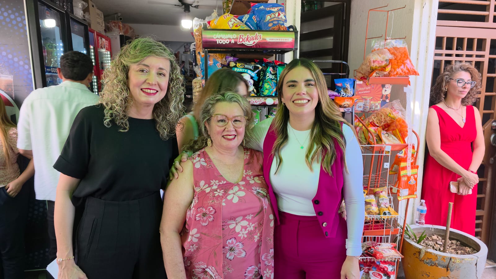 Ana Miriam Ramos Villarreal encabezó la entrega de un cheque de 104 mil pesos al grupo “Las Cariñosas”