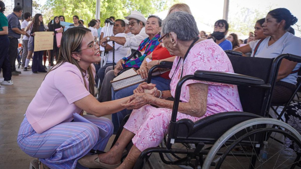 ana miriam ramos entrega computadoras en telesecundaria de la guamuchilera adulta