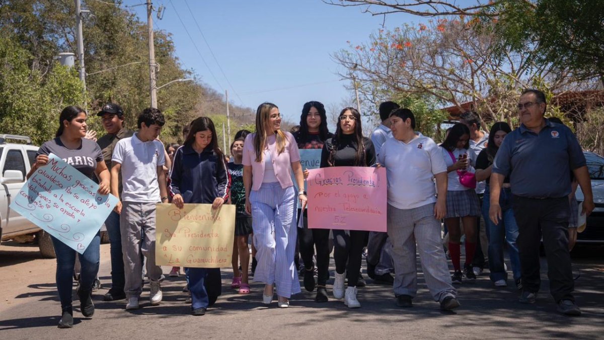 ana miriam ramos entrega computadoras en telesecundaria de la guamuchilera caminata