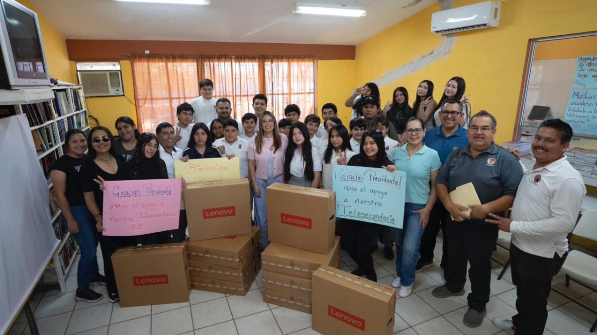 ana miriam ramos entrega computadoras en telesecundaria de la guamuchilera evento