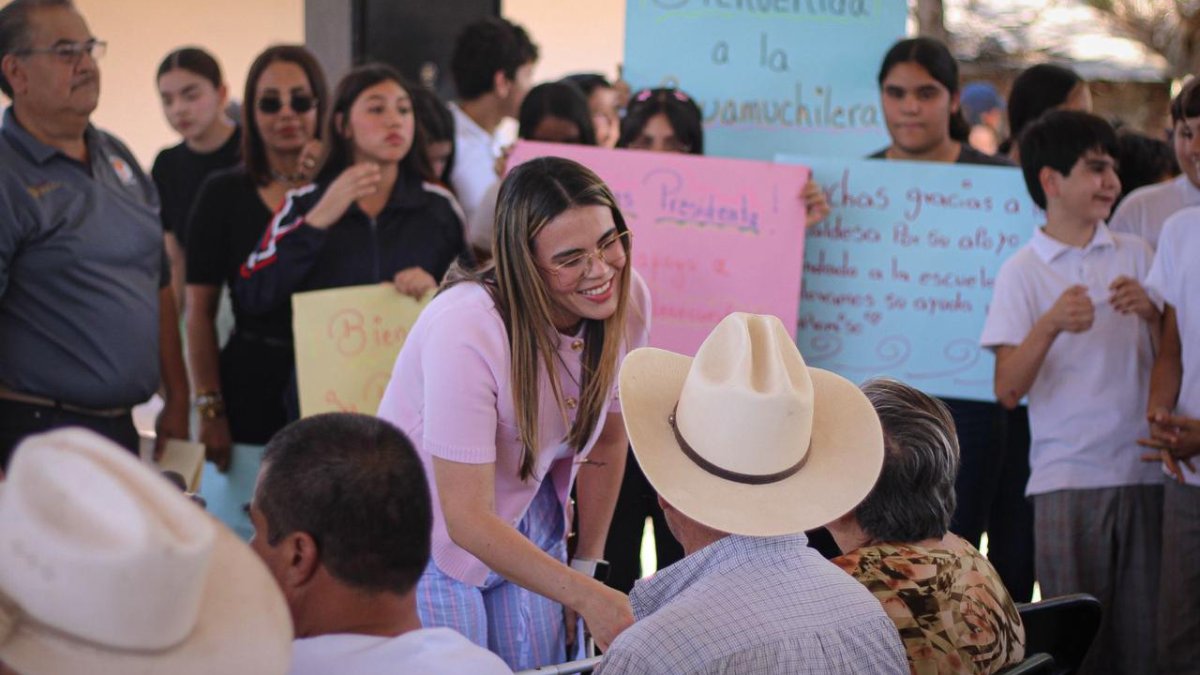 ana miriam ramos entrega computadoras en telesecundaria de la guamuchilera saludo
