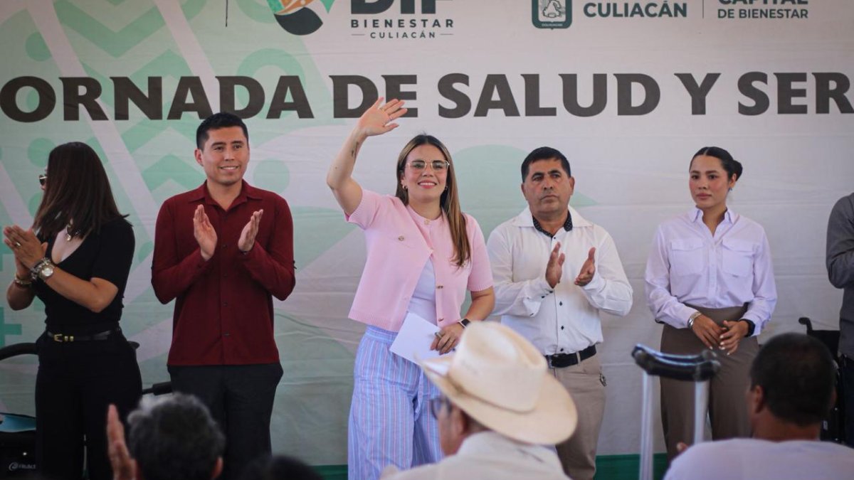 ana miriam ramos entrega computadoras en telesecundaria de la guamuchilera