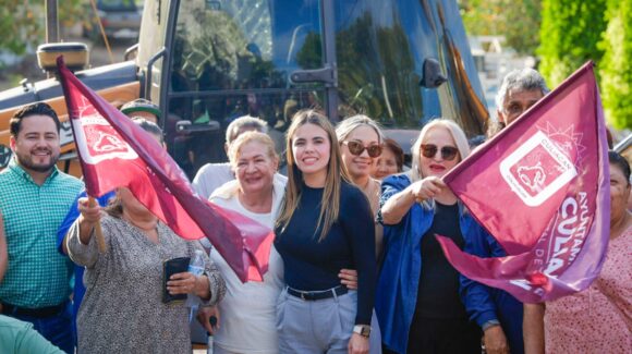 Ana Miriam Ramos da banderazo de inicio a la pavimentación de la calle Luis M. Rojas, en la colonia Aquiles Serdán, en Culiacán, Sinaloa