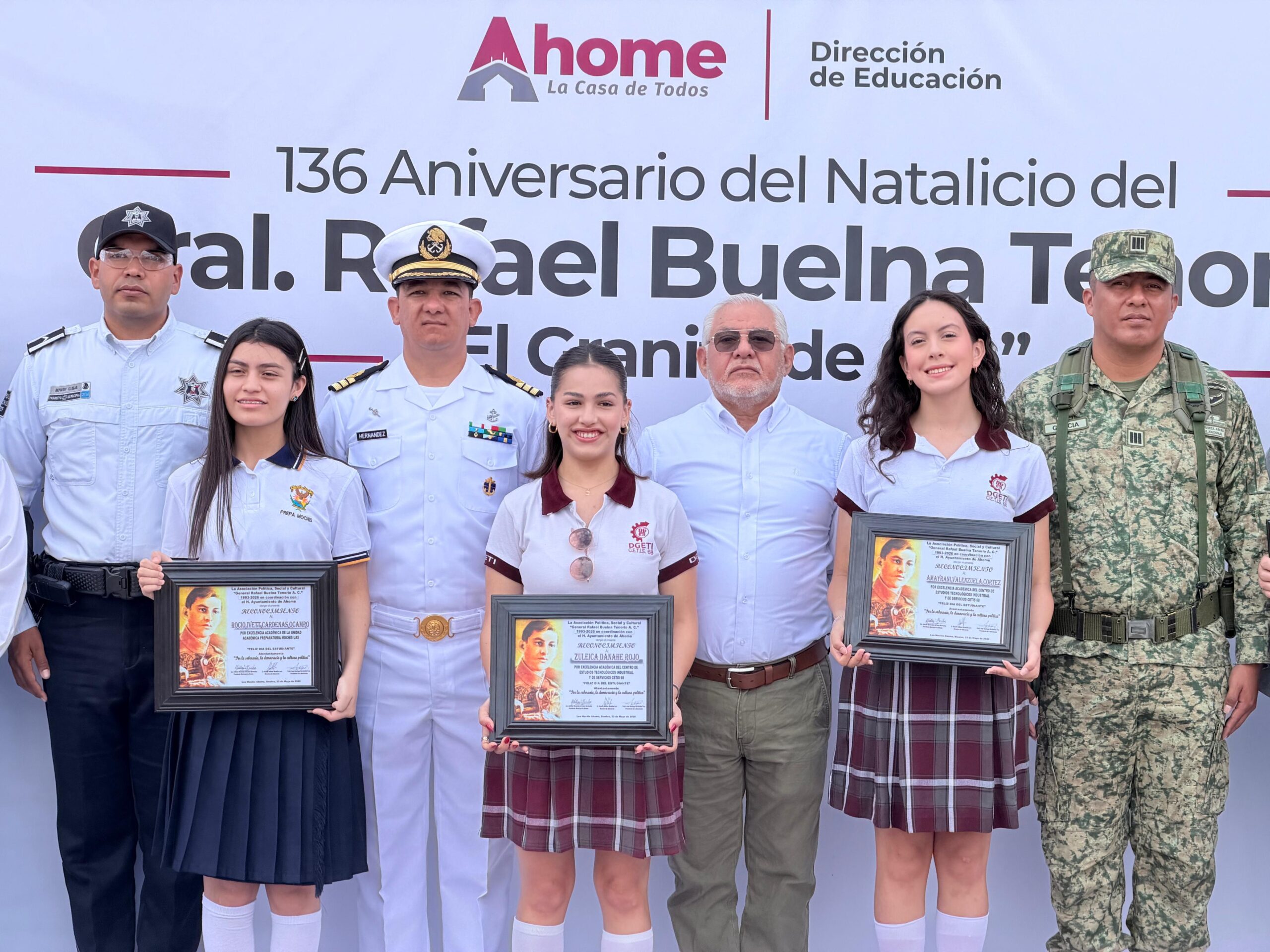 Reconocen a estudiantes destacados en Ahome