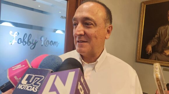 Vuelve Antonio Menéndez a su despacho de presidencia luego de dos semanas ausente por sufrir accidente