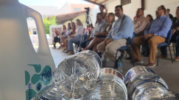 Ahome se suma al Aquatón 2026; agradecen la aportación porque una botella dará tranquilidad a familia