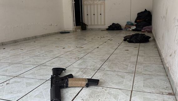 Tras cateo de una vivienda en Santa Fe, Culiacán, Sinaloa, localizan armas largas, cartuchos y chalecos tácticos