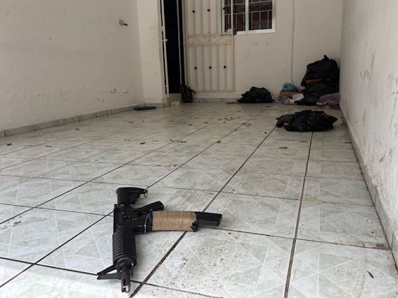 Tras cateo de una vivienda en Santa Fe, Culiacán, Sinaloa, localizan armas largas, cartuchos y chalecos tácticos