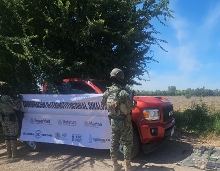 Ejército Mexicano asegura tres armas largas, cargadores, cartuchos y un vehículo en Navolato