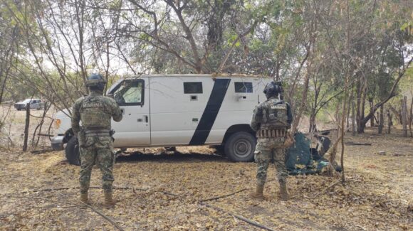Asegura Marina en Elota una van blindada con adaptación para ametralladora; también decomisan explosivos y droga en el sur de Sinaloa