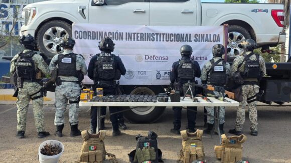 Aseguran una camioneta blindada y con sistema para arrojar ‘ponchallantas’ con armas largas y equipo táctico en Valle Alto, Culiacán