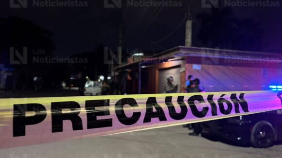 Ejecutan a balazos a otro hombre en la banqueta de un domicilio de la colonia Amistad, en Culiacán, Sinaloa