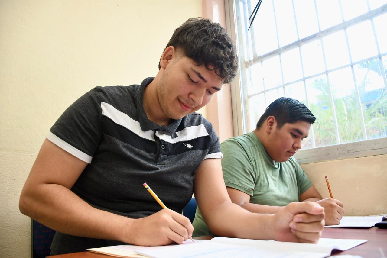 Jóvenes en la zona sur presentan examen de admisión en la UAS