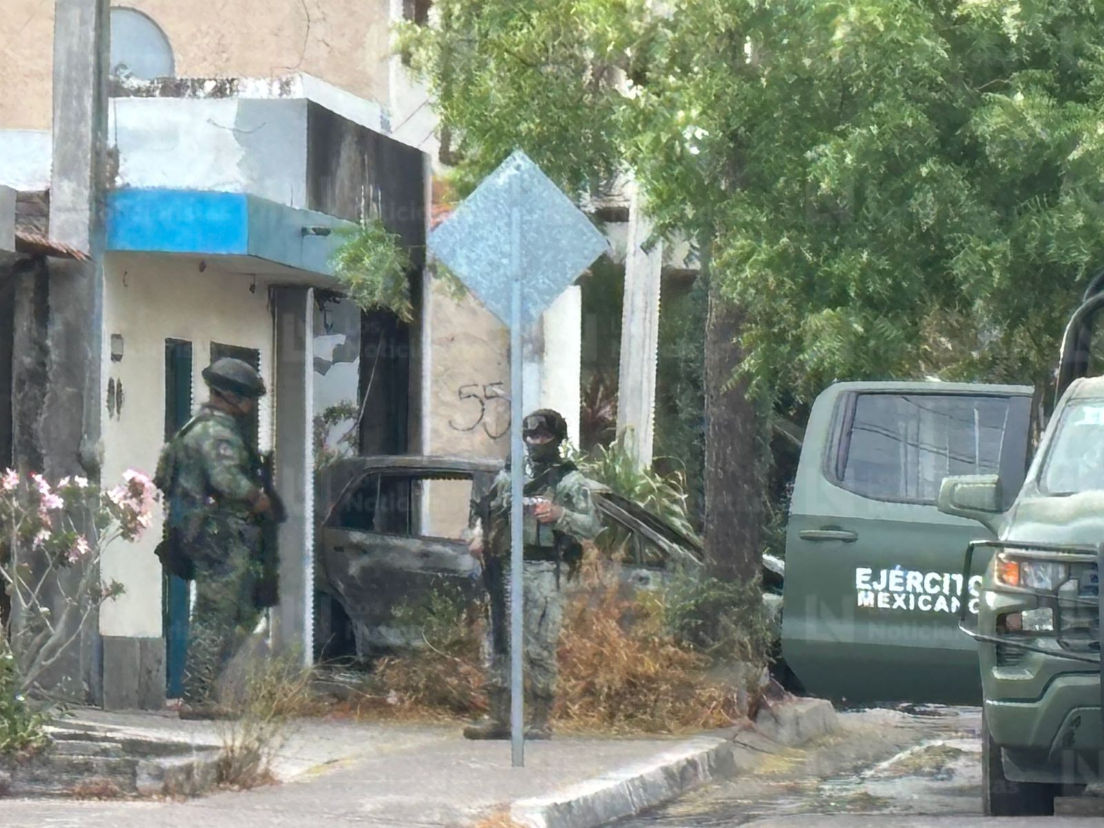 Personal del Ejército resguardando casa balaceada