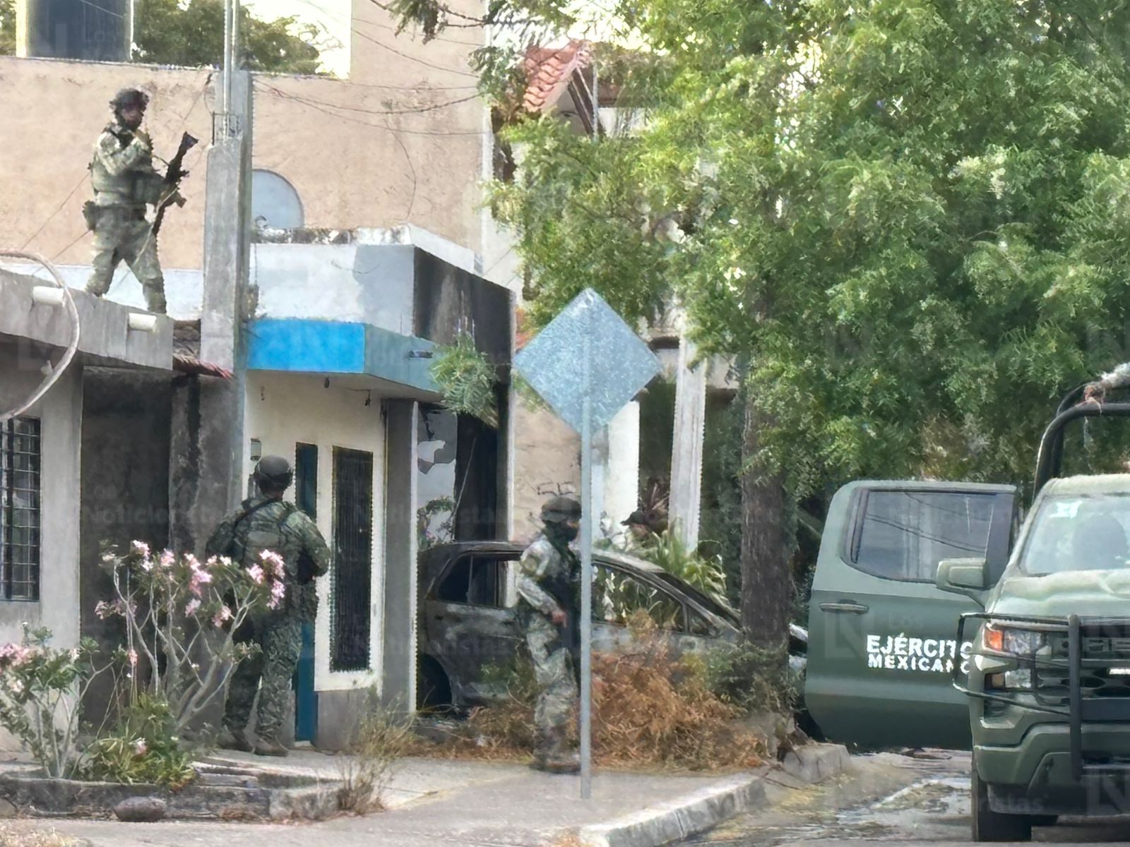 Personal del Ejército resguardando casa balaceada