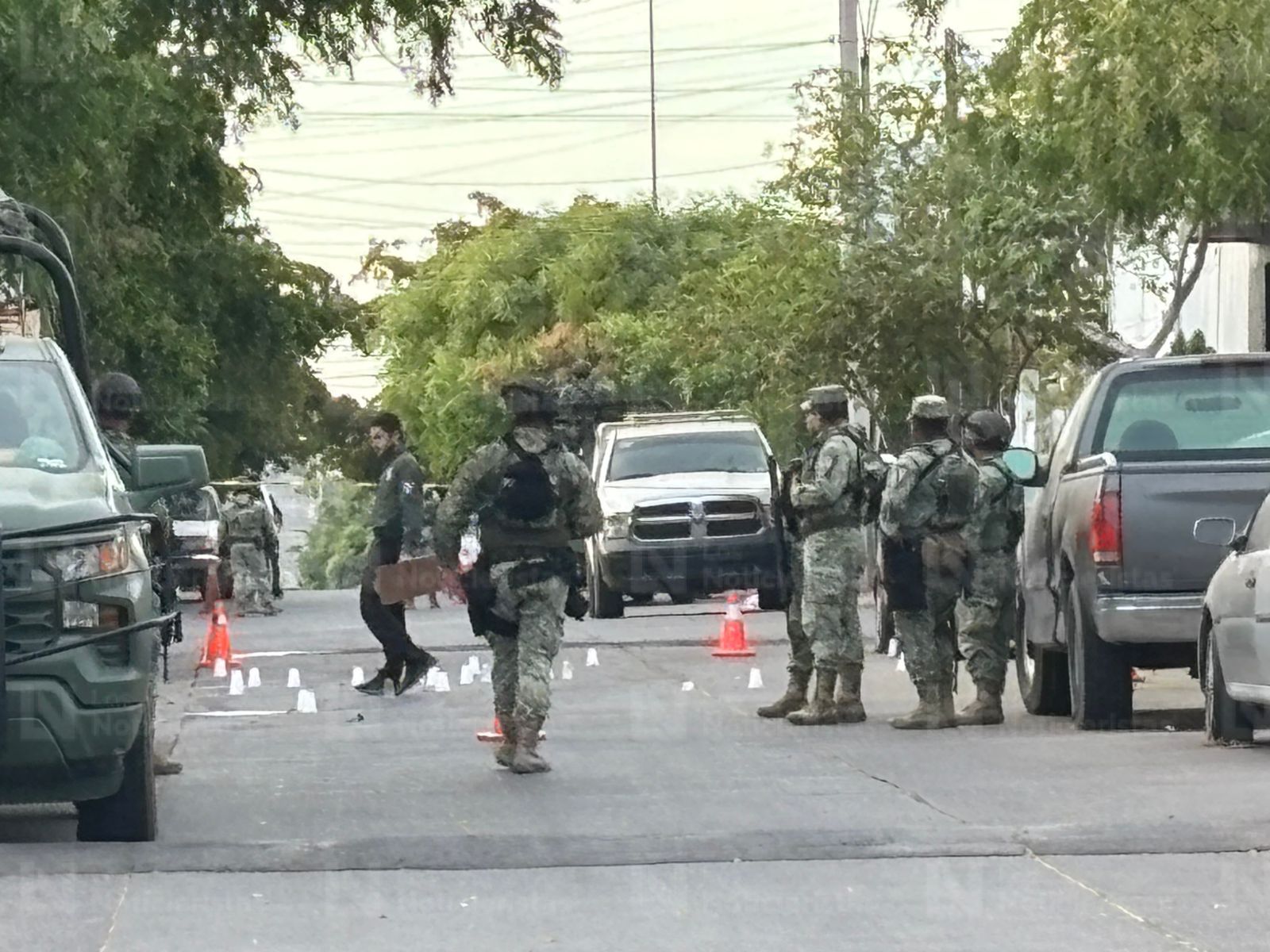 Personal del Ejército resguardando casa balaceada