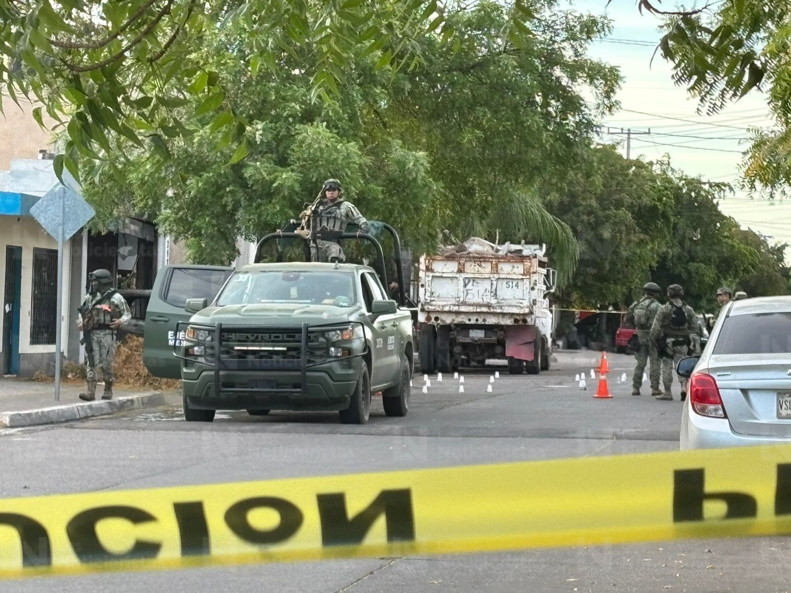 Personal del Ejército resguardando casa balaceada