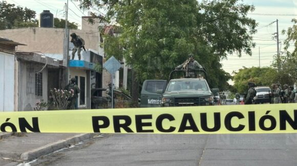 Atacan a balazos una vivienda y queman un vehículo en la cochera en la colonia Libertad de Culiacán, Sinaloa