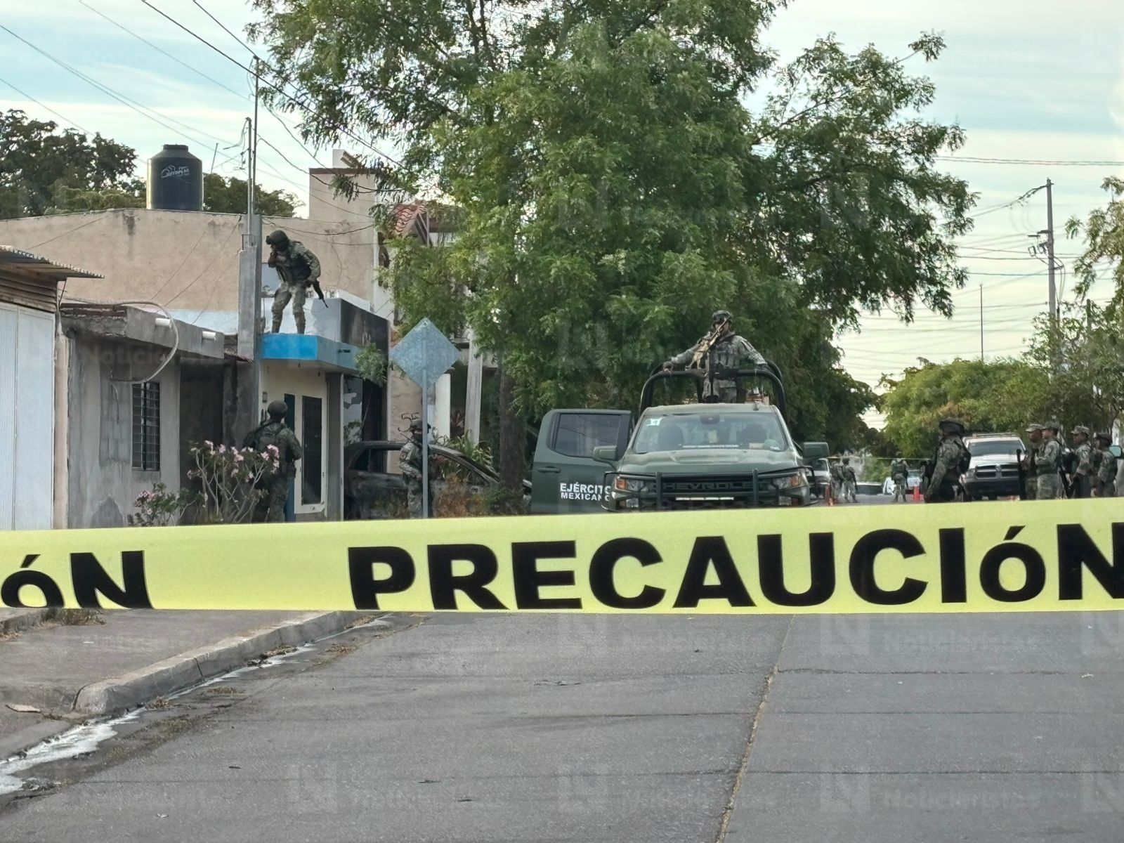 Personal del Ejército resguardando casa balaceada