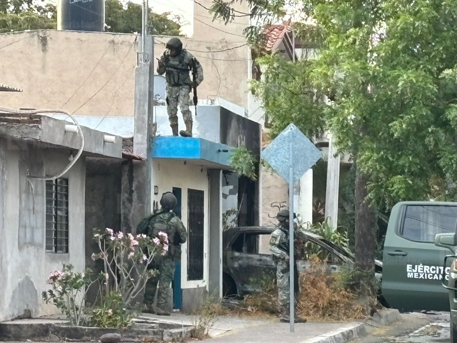 Personal del Ejército resguardando casa balaceada