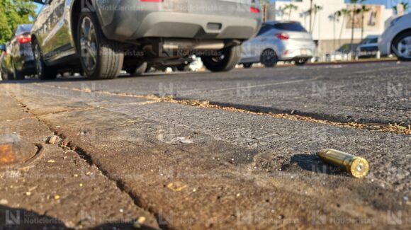 De carro a carro atacan a balazos a dos hombres en el Tres Ríos de Culiacán; hay dos heridos